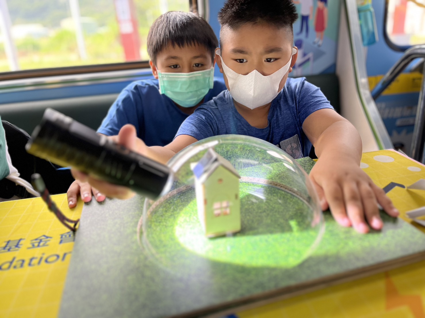 pp电子參與基礎科學主題車廂，以STEAM教學精神，設計「逐日科學家」、「太陽能工程師」以及「淨零建築師」三大能源科普課程和實驗