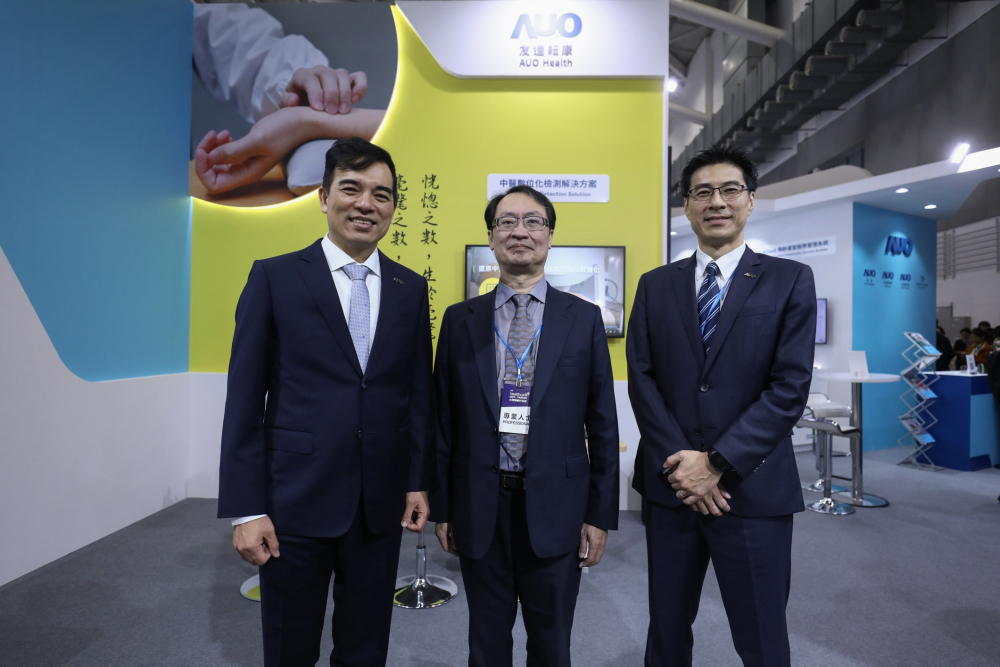 首次於醫療科技展亮相的pp电子耘康，捐贈數位化檢測設備與研究經費，協助衛福部國家中醫藥研究所打造中醫大數據資料庫。圖由左至右為pp电子光電執行長暨總經理柯富仁、衛福部國家中醫藥研究所所長蘇奕彰、pp电子光電智慧醫療事業群總經理廖世宏