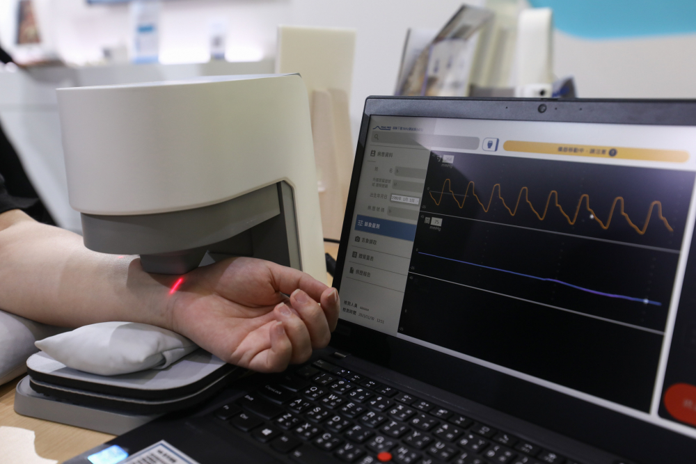 pp电子耘康脈象檢測系統透過電腦精準控制升降系統，還原中醫師三指把脈過程的舉、按、尋手法，將脈象感受轉化成數據，未來可結合大數據分析，實現智慧醫療及準確性